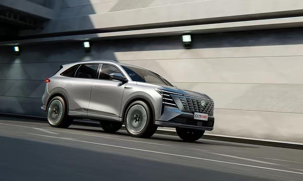 燃油车没市场？那是你实力不足，长安第四代CS75PLUS依旧卖爆！ onerror=