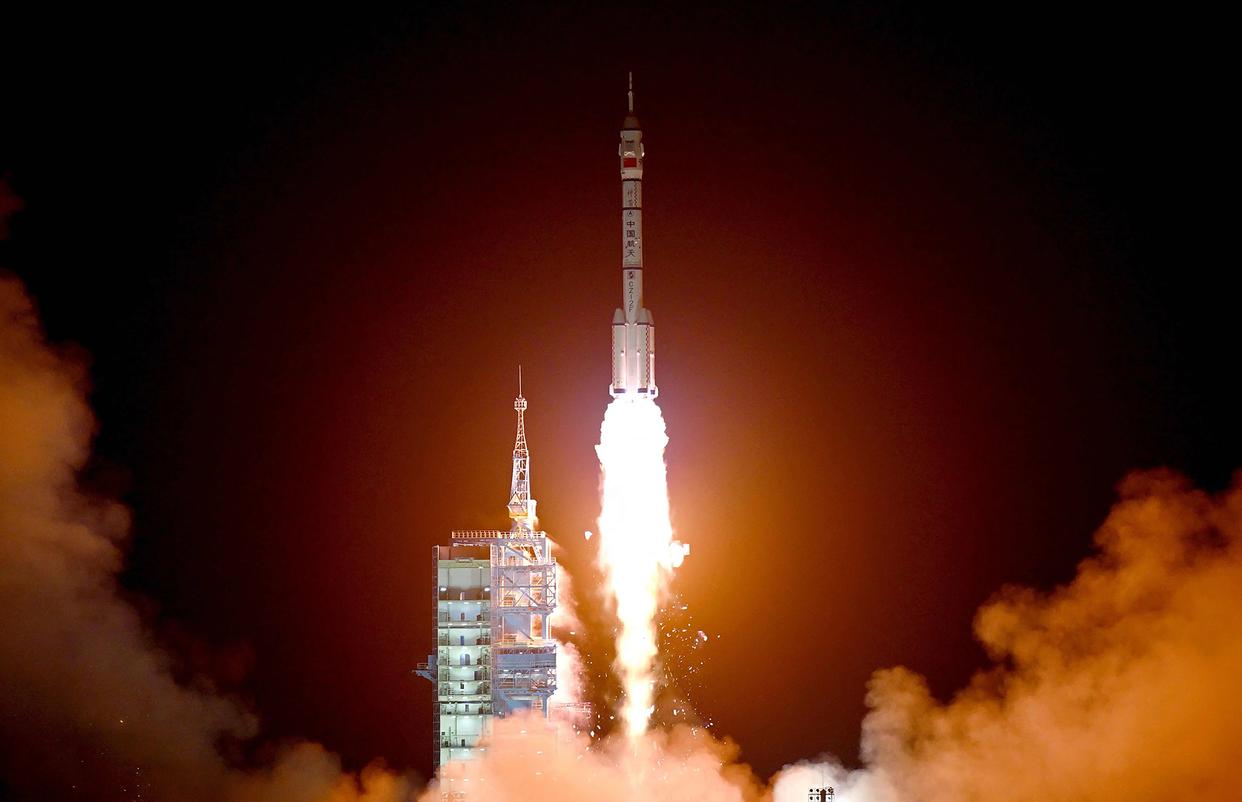 神舟十九号成功着陆！飞船返回时被烧黑，航天员究竟经历了什么？ onerror=