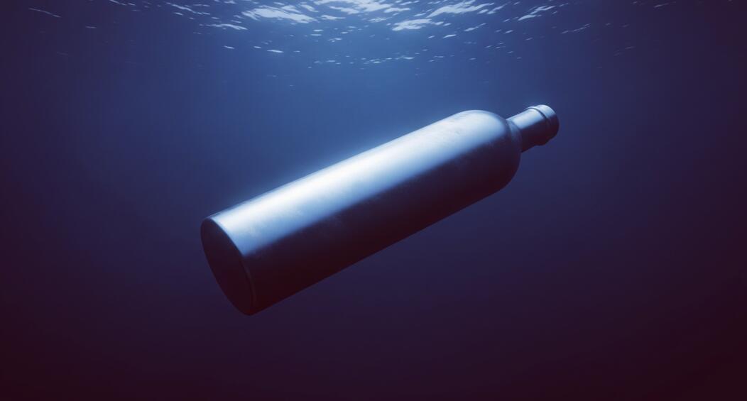 用钢瓶在1万米深海装满水后密封起来，捞上来后瓶内还有高压吗？ onerror=