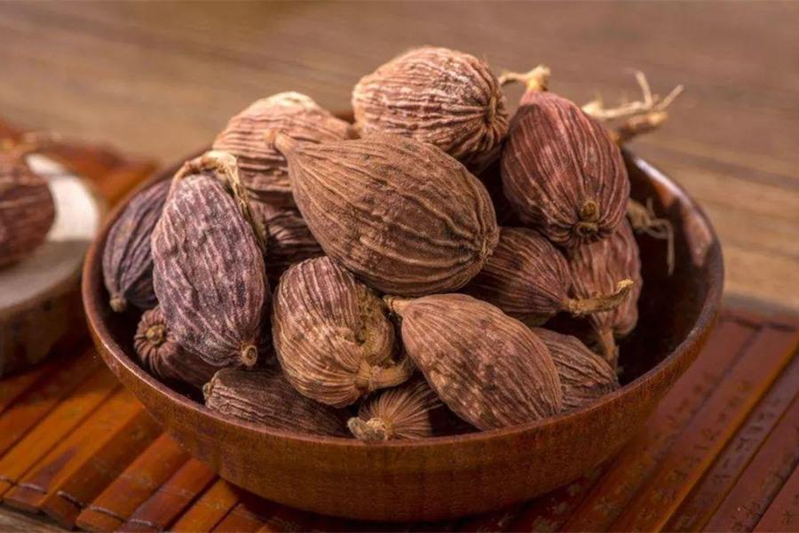 有一味药食同源的中药，可除脾胃寒湿而醒脾，还辟秽除疫、化积滞