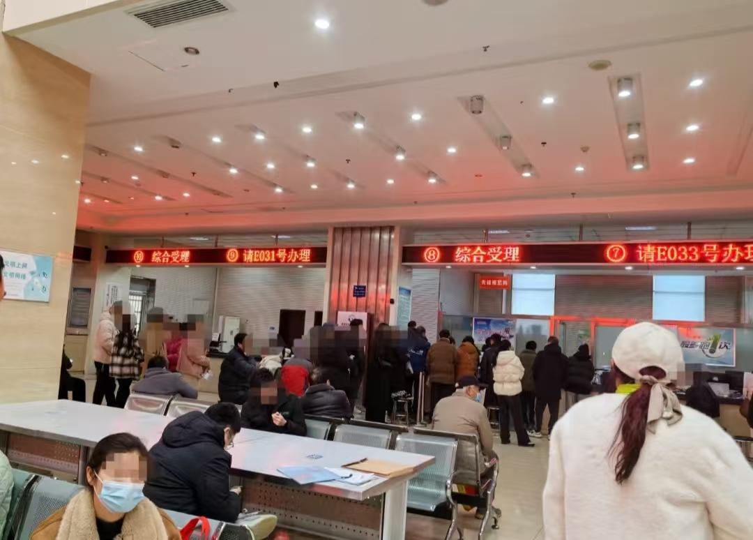 房产证上的人去世了，家人一直住着不办过户，这样行不行