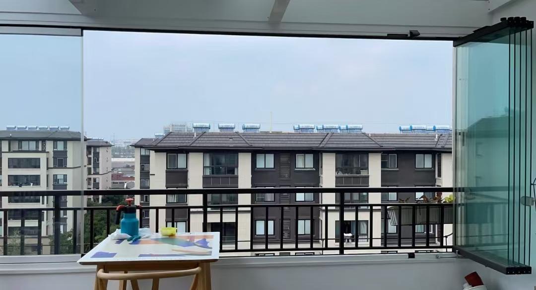 物业不让封阳台，邻居们“各显神通”的做法太绝了，实用又好看！ onerror=